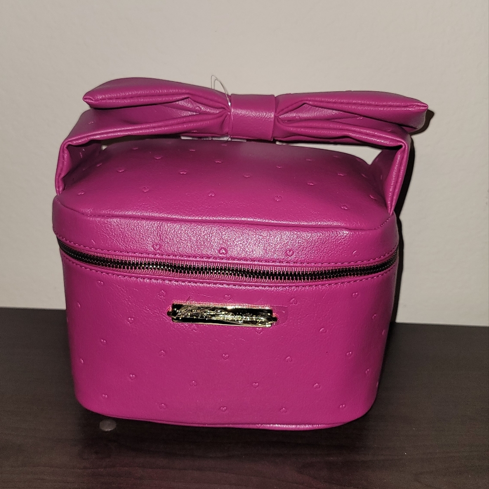 New with tags Pink Purple Betsey Johnson Bow Weekender Cosmetic Bag Train case